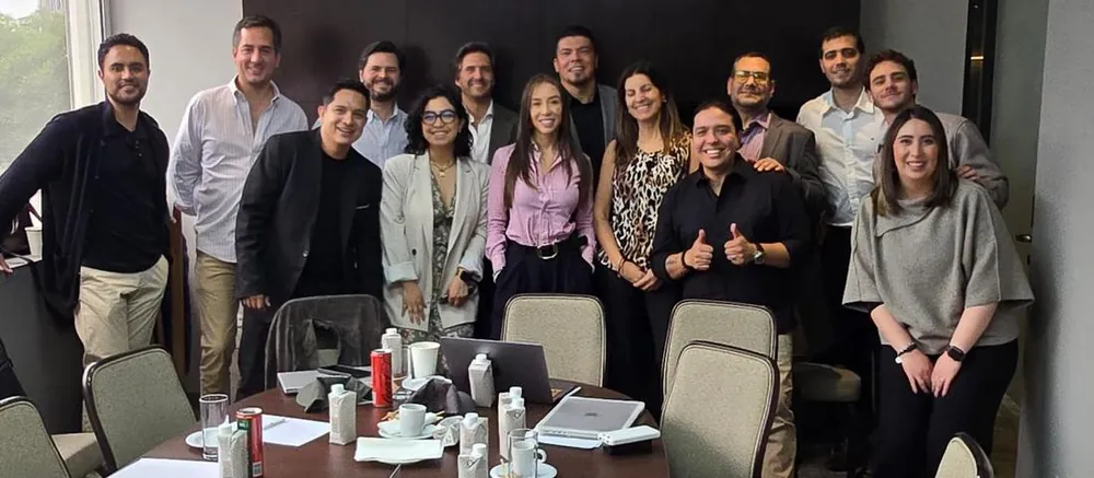 Equipo de Conexión DC en una sesión de trabajo con profesionales y empresarios